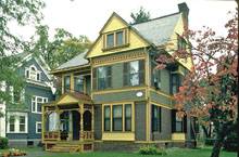 экстерьер дома с использованием в отделке досок разной ширины, создающие определенный вертикальный ритм